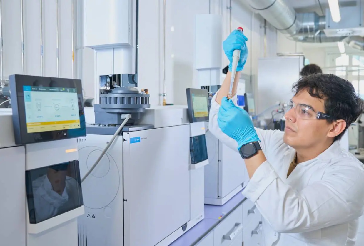 Oil and gas laboratory testing setup